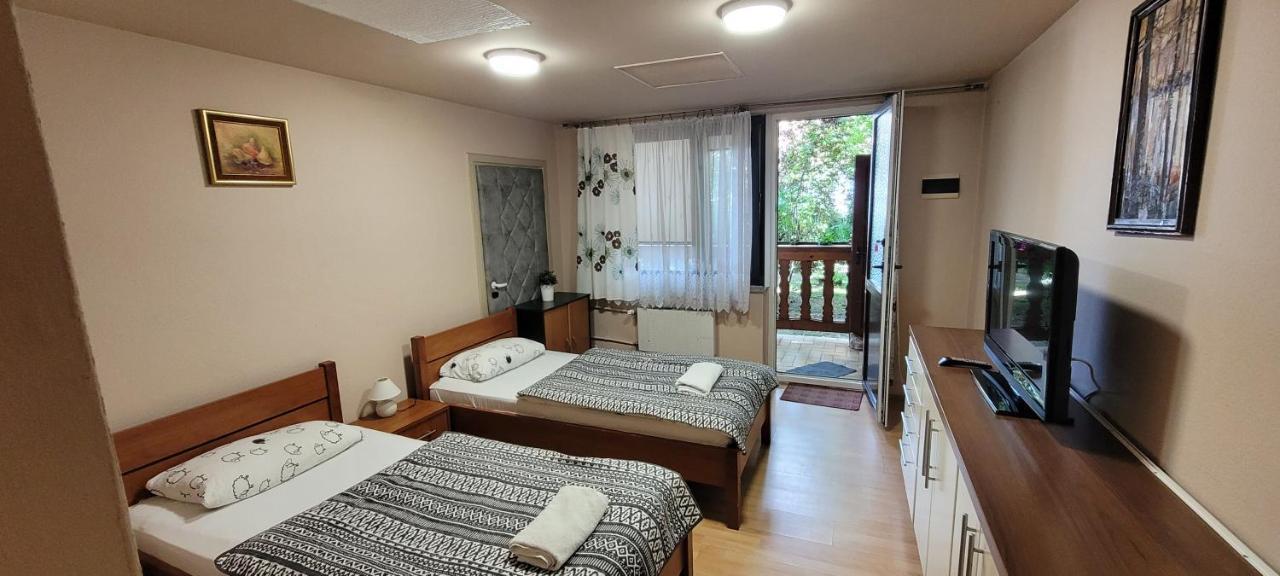 Dworek Pokoje Goscinne Olsztyn  Exteriör bild