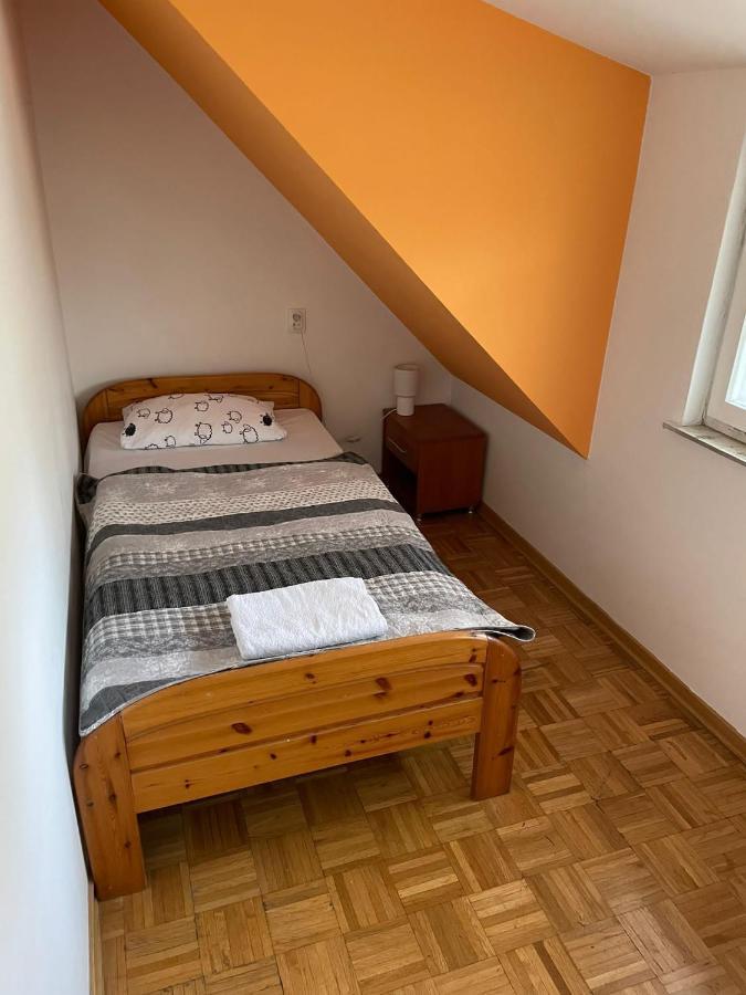 Dworek Pokoje Goscinne Olsztyn  Exteriör bild